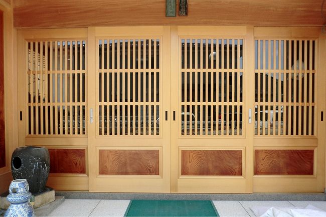 組子・格子・斜めデザインなど日本の様式美を取り入れた建具を